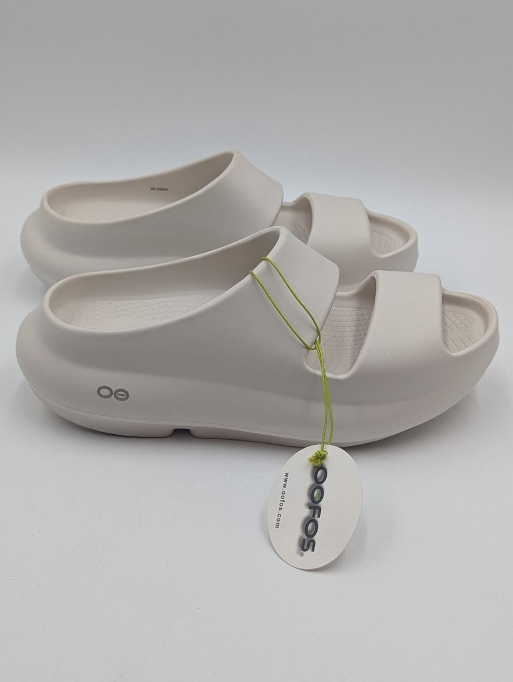 OOFOS Ooyea Mens Size 9 Slides Chalk Style #1700 NWT